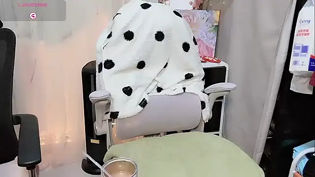 Yvonne-07 online show from March 10, 2026, 4:01 pm