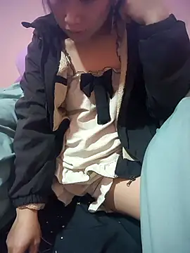 Snapshot of Layyla99 chatting on December 14, 2025, 12:54 pm Layyla99 online show from December 14, 2025, 12:54 pm