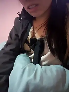 Snapshot of Layyla99 chatting on December 16, 2025, 2:22 pm Layyla99 online show from December 16, 2025, 2:22 pm