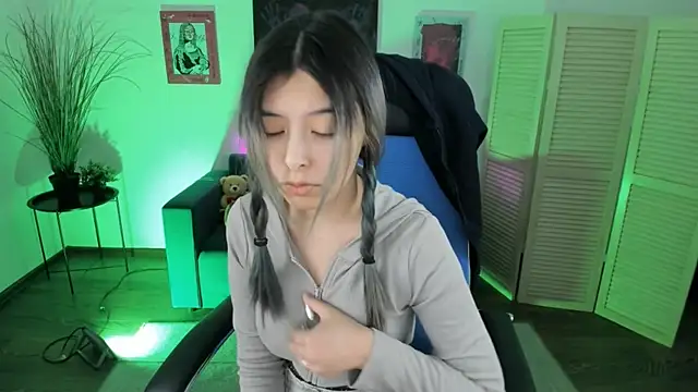 SirenMystiq online show from December 19, 2025, 4:14 pm