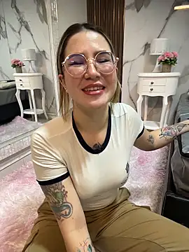 Annyhathatway online show from May 15, 2026, 11:23 pm
