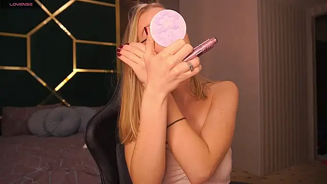 MollyyMayy online show from April 11, 2026, 7:18 pm