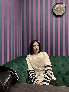 Snapshot of LisaBevy chatting on December 18, 2025, 8:48 pm LisaBevy online show from December 18, 2025, 8:48 pm