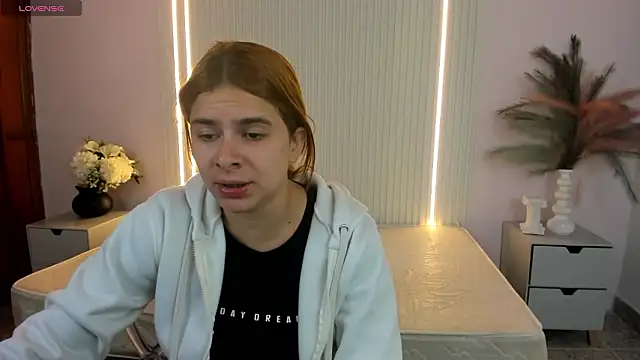 VivianOwen9 online show from February 16, 2026, 12:56 pm