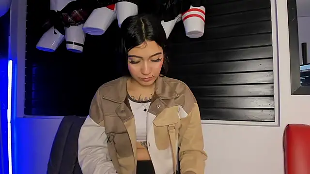 Snapshot of MiaFox_03 chatting on February 6, 2026, 2:09 pm MiaFox 03 online show from February 6, 2026, 2:09 pm