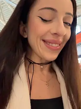 Snapshot of YeaLina chatting on December 16, 2025, 10:09 am YeaLina online show from December 16, 2025, 10:09 am