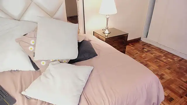 Snapshot of LizzCarter_ chatting on January 5, 2026, 5:27 pm LizzCarter online show from January 5, 2026, 5:27 pm