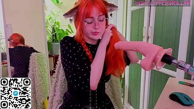 LittleFoxHole online show from May 6, 2026, 1:14 am