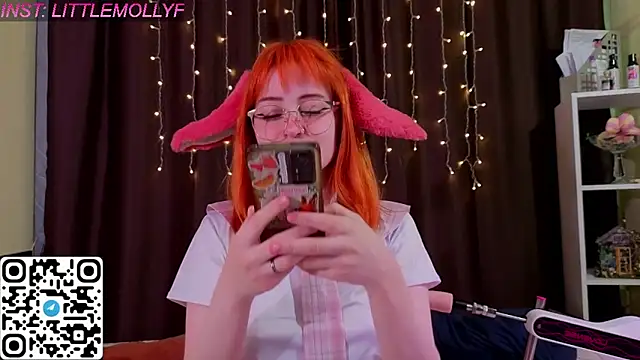 LittleFoxHole online show from May 21, 2026, 1:12 am