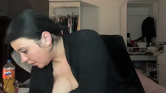 Snapshot of Curvybabesxxo chatting on April 2, 2026, 1:42 pm Curvybabesxxo online show from April 2, 2026, 1:42 pm