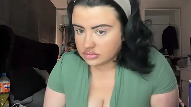 Snapshot of Curvybabesxxo chatting on April 3, 2026, 11:30 am Curvybabesxxo online show from April 3, 2026, 11:30 am