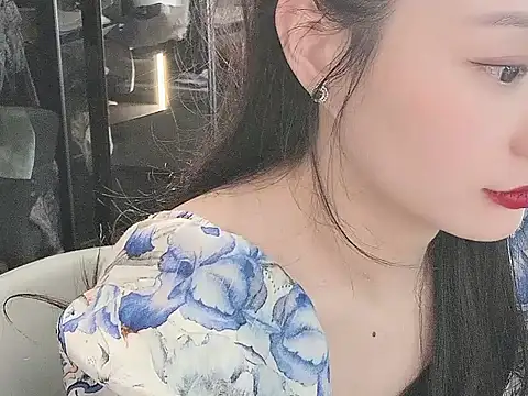 lisachen13 online show from December 15, 2025, 7:01 am