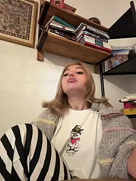 Snapshot of SilkyMira chatting on December 20, 2025, 6:26 pm SilkyMira online show from December 20, 2025, 6:26 pm