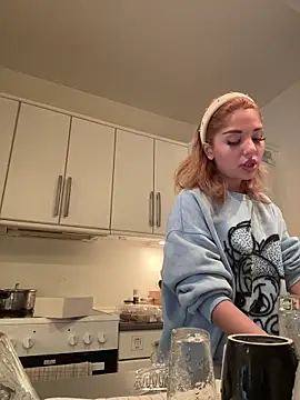 Snapshot of SilkyMira chatting on December 21, 2025, 6:59 pm SilkyMira online show from December 21, 2025, 6:59 pm