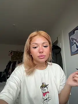 Snapshot of SilkyMira chatting on December 22, 2025, 11:18 am SilkyMira online show from December 22, 2025, 11:18 am