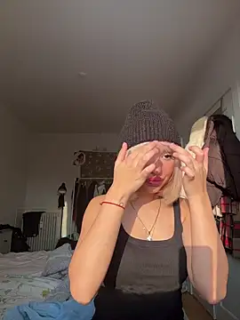 Snapshot of SilkyMira chatting on January 6, 2026, 12:53 pm SilkyMira online show from January 6, 2026, 12:53 pm