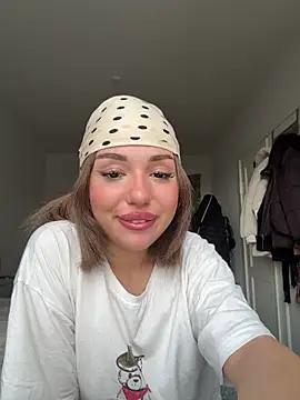 Snapshot of SilkyMira chatting on January 16, 2026, 9:35 am SilkyMira online show from January 16, 2026, 9:35 am