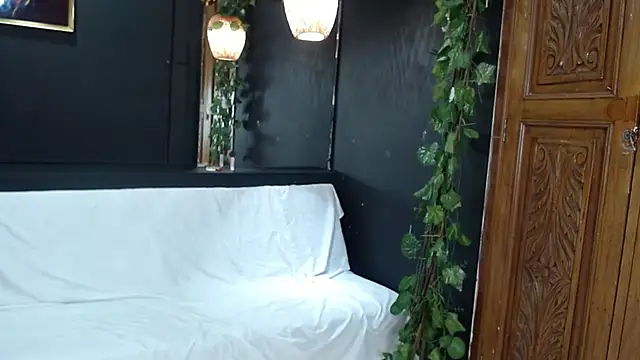 Snapshot of Layla_Isabel chatting on December 16, 2025, 12:54 pm Layla Isabel online show from December 16, 2025, 12:54 pm