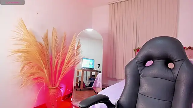 Snapshot of Isa_Emm chatting on December 16, 2025, 7:08 pm Isa Emm online show from December 16, 2025, 7:08 pm