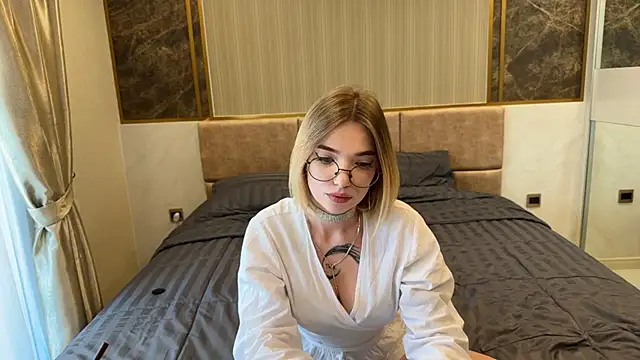 Snapshot of Mary_Harriss chatting on December 18, 2025, 1:33 am Mary Harriss online show from December 18, 2025, 1:33 am