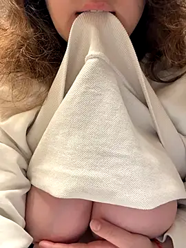 Snapshot of luisa_evans chatting on December 15, 2025, 9:19 pm luisa evans online show from December 15, 2025, 9:19 pm