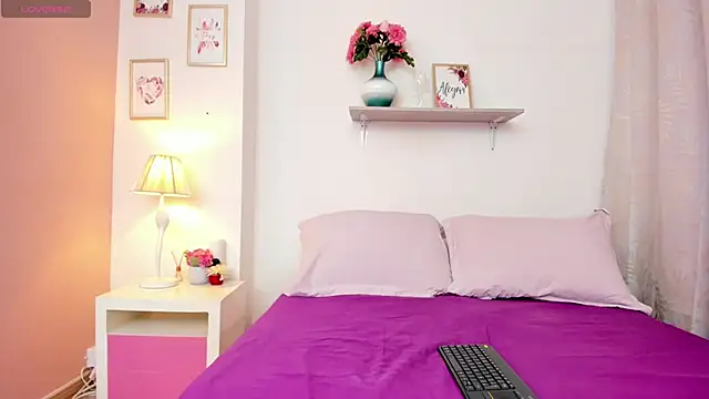 EmmaBell  online show from December 17, 2025, 12:55 pm