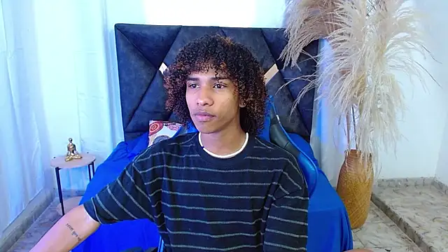 angelll18  online show from April 7, 2026, 8:09 pm