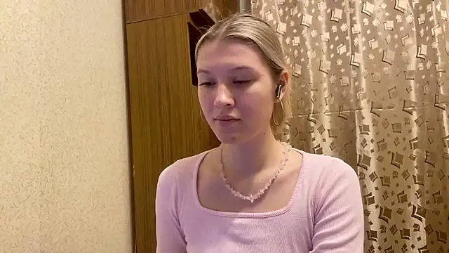 Snapshot of SkyeDavis chatting on December 16, 2025, 8:14 pm SkyeDavis online show from December 16, 2025, 8:14 pm