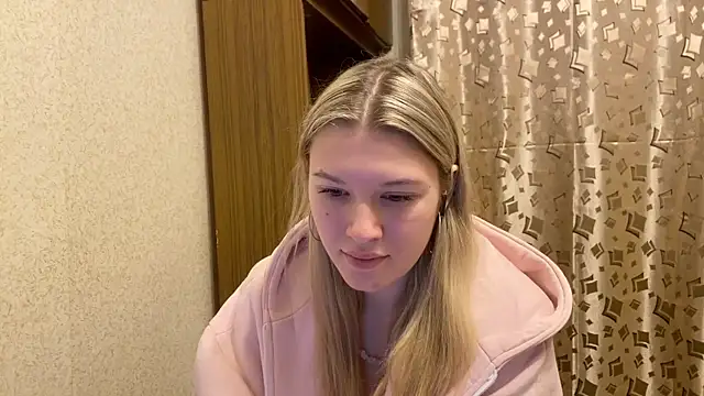 Snapshot of SkyeDavis chatting on December 17, 2025, 7:20 pm SkyeDavis online show from December 17, 2025, 7:20 pm