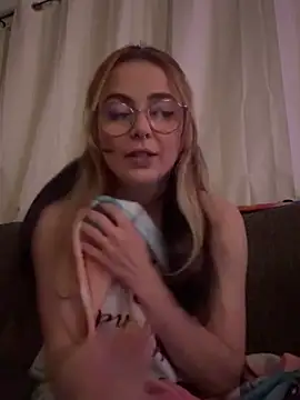 sugxrfox online show from December 16, 2025, 6:29 am