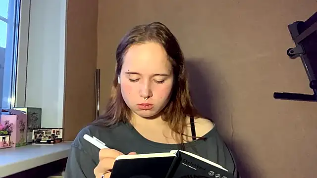 Snapshot of RollDols chatting on December 17, 2025, 9:21 pm RollDols online show from December 17, 2025, 9:21 pm