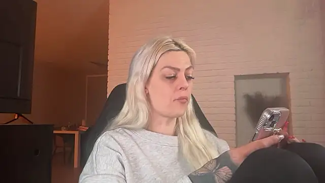 Snapshot of Melina_Diamond chatting on January 11, 2026, 12:26 am Melina Diamond online show from January 11, 2026, 12:26 am