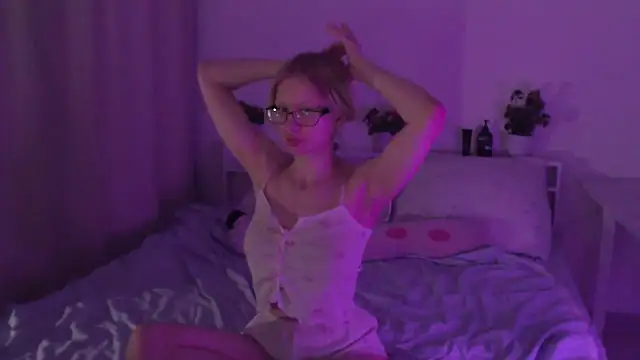 Snapshot of Chloe1loveme chatting on December 18, 2025, 9:21 pm Chloe1loveme online show from December 18, 2025, 9:21 pm