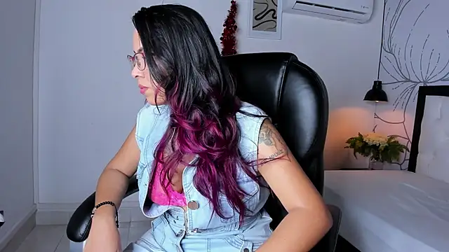 Snapshot of isa_valverde chatting on December 18, 2025, 3:45 am isa valverde online show from December 18, 2025, 3:45 am