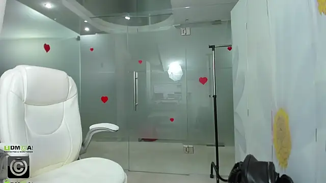 missdominna online show from April 6, 2026, 2:42 am