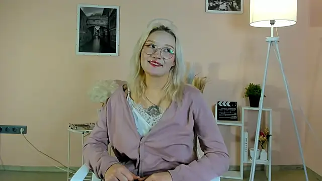 Snapshot of AdelinaMaddalena chatting on December 18, 2025, 12:33 pm AdelinaMaddalena online show from December 18, 2025, 12:33 pm