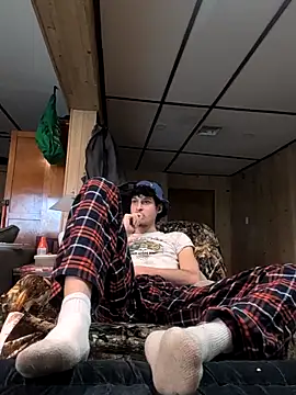 Snapshot of B8RHUNG chatting on December 17, 2025, 7:53 pm B8RHUNG online show from December 17, 2025, 7:53 pm