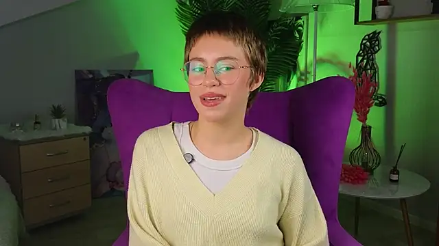 AidaGigantino online show from December 17, 2025, 9:04 am