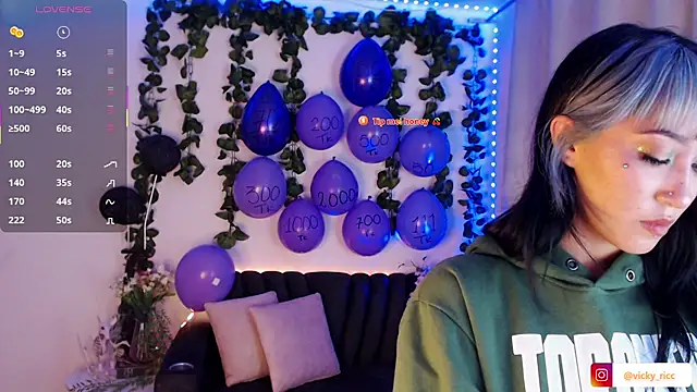 Snapshot of viicky_r chatting on February 6, 2026, 12:48 am viicky r online show from February 6, 2026, 12:48 am