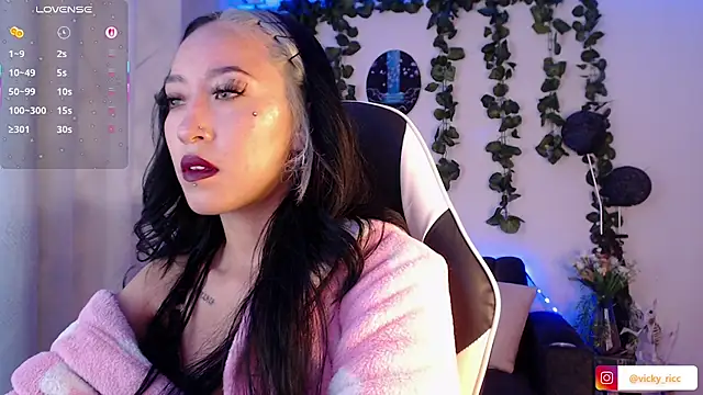 Snapshot of viicky_r chatting on February 6, 2026, 8:56 pm viicky r online show from February 6, 2026, 8:56 pm