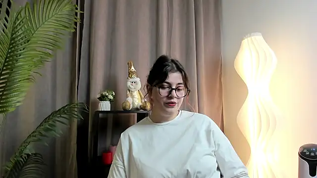 Snapshot of SuzieAllery chatting on December 18, 2025, 10:32 am SuzieAllery online show from December 18, 2025, 10:32 am