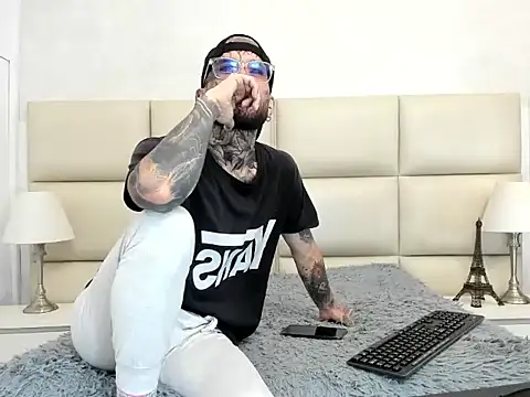 Snapshot of CalvinKorvus chatting on December 18, 2025, 9:43 pm CalvinKorvus online show from December 18, 2025, 9:43 pm