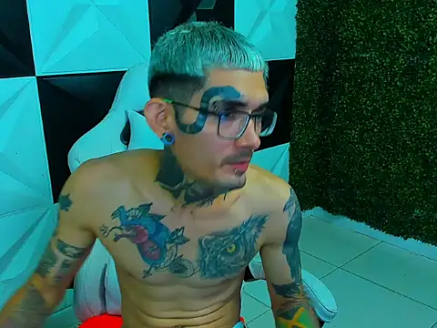 Snapshot of Boy_tatto77 chatting on January 17, 2026, 4:43 pm Boy tatto77 online show from January 17, 2026, 4:43 pm