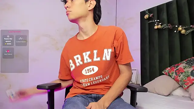 Snapshot of Aron_valverde chatting on December 18, 2025, 2:28 am Aron valverde online show from December 18, 2025, 2:28 am