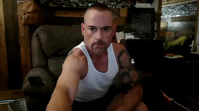 Snapshot of MISTERANDDEMI chatting on May 21, 2026, 8:43 am MISTERANDDEMI online show from May 21, 2026, 8:43 am