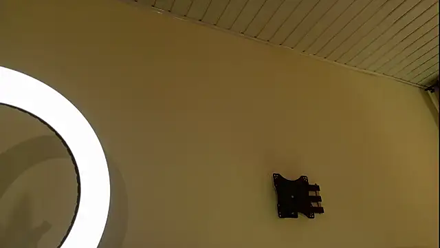 Snapshot of Alannadumont_ chatting on February 18, 2026, 8:05 pm Alannadumont online show from February 18, 2026, 8:05 pm