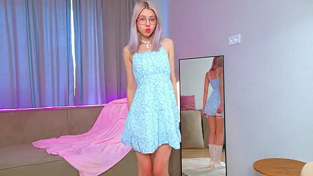 Snapshot of MidnightLily_ chatting on February 2, 2026, 3:49 am MidnightLily online show from February 2, 2026, 3:49 am