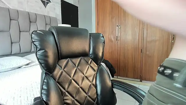 Snapshot of ChannelWhitee_ chatting on January 7, 2026, 9:50 pm ChannelWhitee online show from January 7, 2026, 9:50 pm