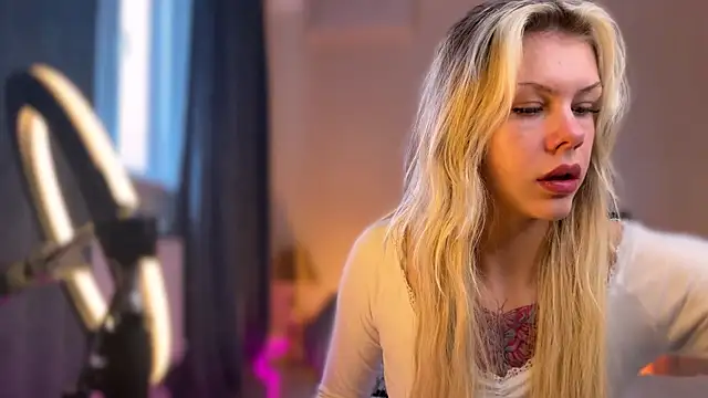 Snapshot of ScoobeDeDoo chatting on December 22, 2025, 6:32 am ScoobeDeDoo online show from December 22, 2025, 6:32 am