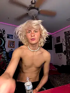 Snapshot of skaterboi222 chatting on December 19, 2025, 1:12 am skaterboi222 online show from December 19, 2025, 1:12 am